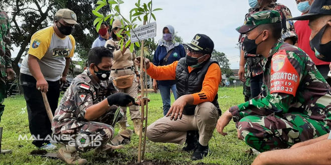 Wakil Wali Kota Malang, Ir. H. Sofyan Edi Jarwoko berkolaborasi dengan Generasi Muda Forum Komunikasi Putra-putri Purnawirawan dan Putra-putri TNI/Polri (GM FKPPI) melakukan gerakan tanam bibit pohon pule di Lapangan Sumber Alur Bandulan Gang 8, Sukun, Sabtu (6/2/2021) pagi.