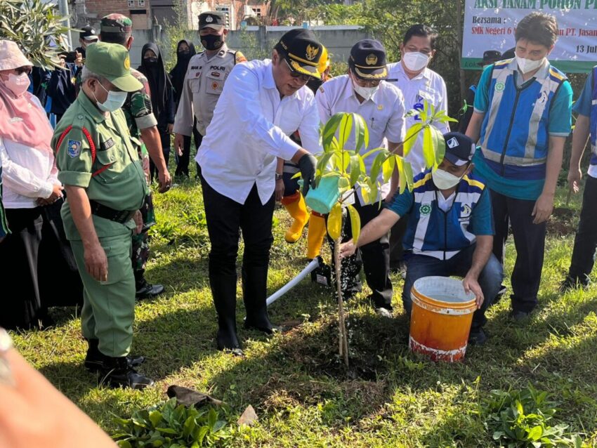 Wakil Walikota Malang, Sofyan Edi Jarwoko dalam kegiatan menanam pohon di sekitar Exit Tol Madyopuro (surabayapost.id)