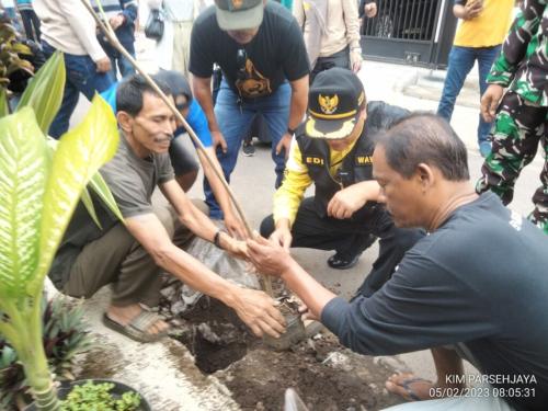 Wakil-Walikota-Malang-Sofyan-Edi-Jarwoko-menanam-bibit-pohon-Pule-bersama-warga-RT-05-RW-02-Kelurahan-Bumiayu-Kecamatan-Kedungkandang.-surabayapost.id-2